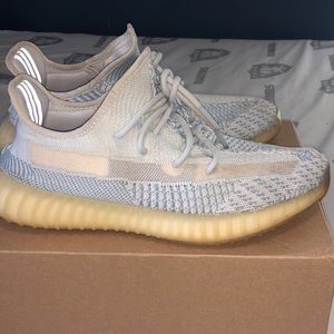 Yeezy 350 cloud white. Worn a bit not really dirty tho. FIRM PRICE!!!
